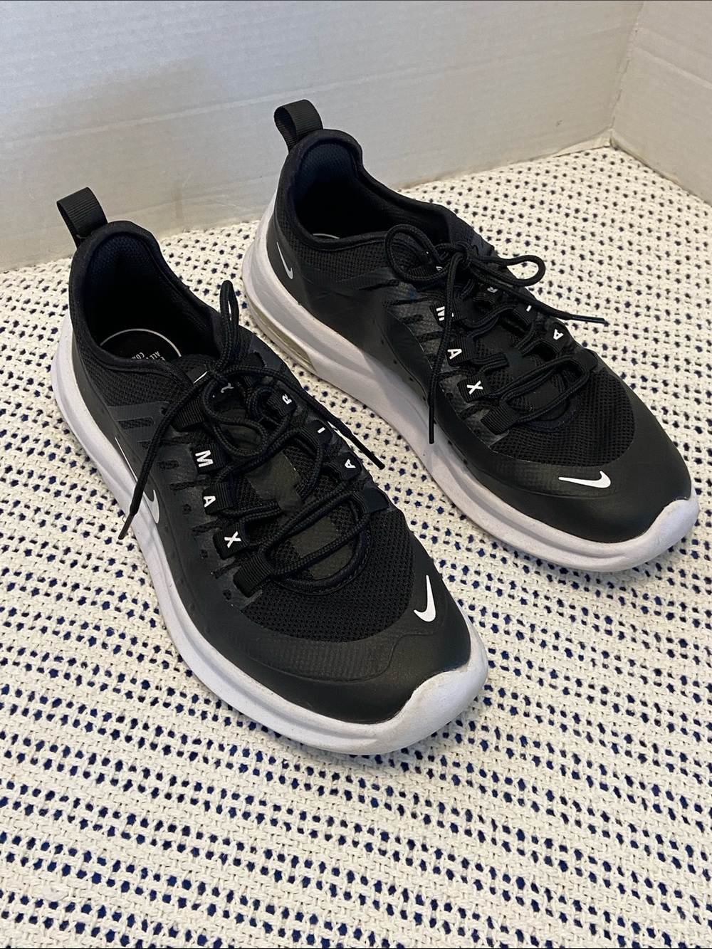 Nike Air Max Axis in the classic black and white color way Athletic Size 8